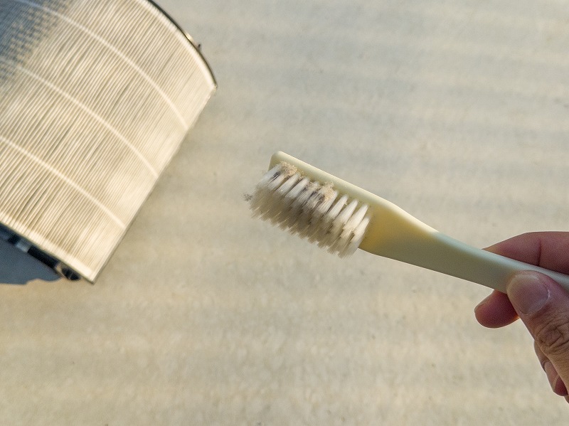 ブラシを使って掃除している写真