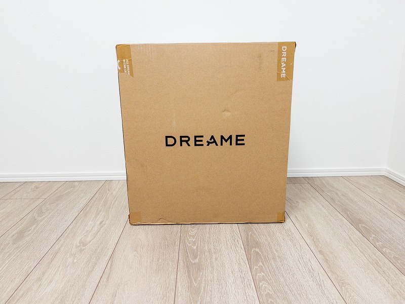DREAMEと書かれた段ボール箱