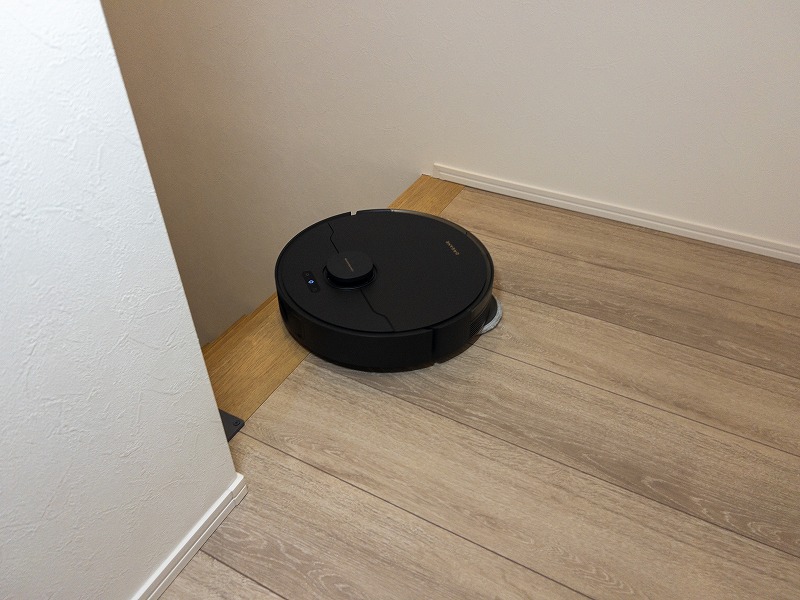 DREMAEbot L10plus seが段差で切り返している様子