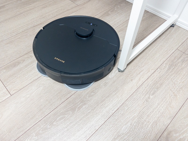 DREMAEbot L10plus seが家具のギリギリまで寄っている様子