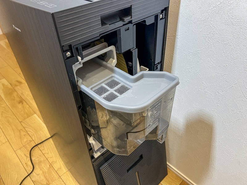 ダイキンのMCK905Aの給水タンクを半分出している写真