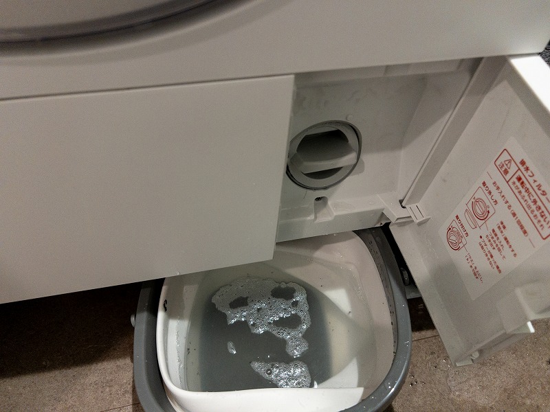 排水フィルター部から水が出てくる