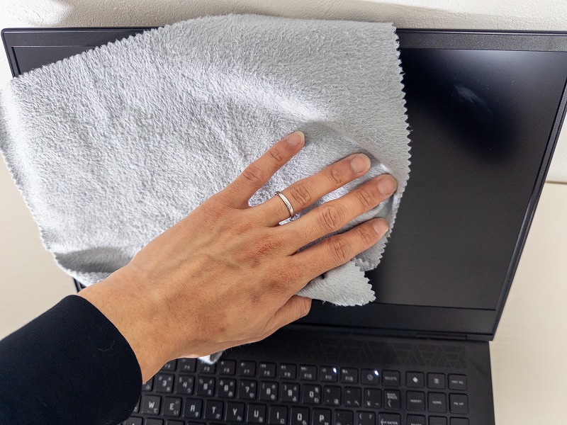 ノートPCの画面を拭いている写真