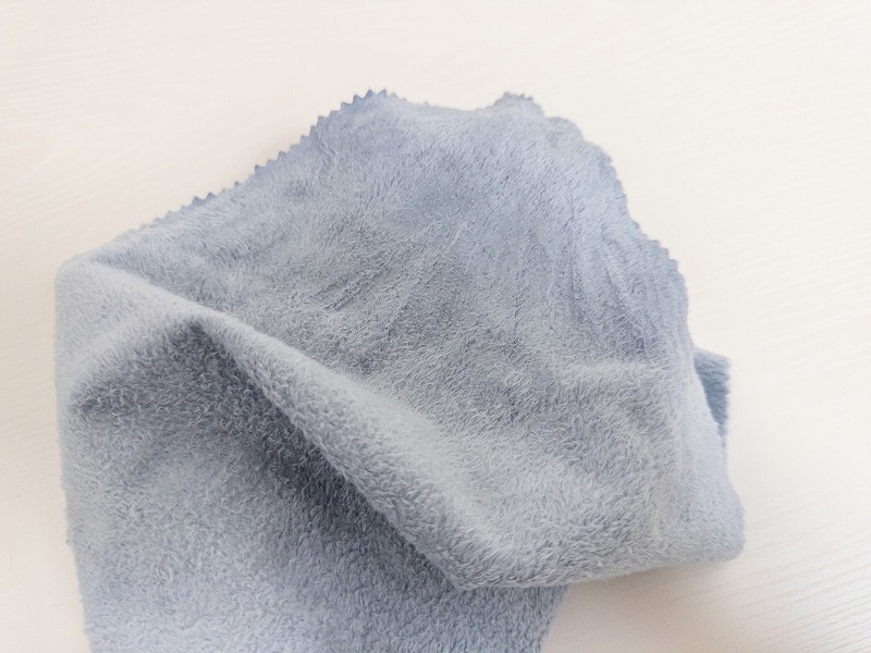 軽く湿らせた布