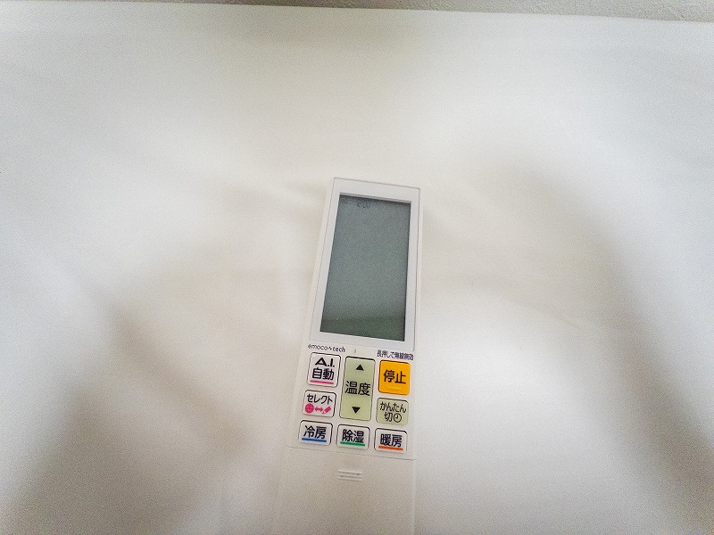 液晶が薄いエアコンのリモコン