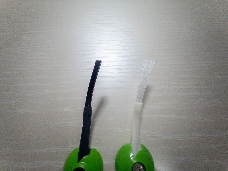 ルンバのエッジクリーニングブラシ　純正と互換品のまとまりの比較写真